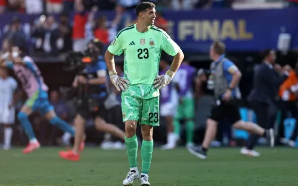إيميليانو مارتينيز يثير الشكوك حول مستقبله مع الأرجنتين