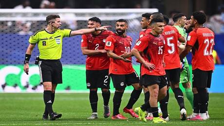 الحكم المصري أمين عمر يكشف كواليس حديثه مع حكم مباراة مصر والأرجنتين