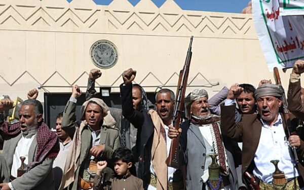 الحوثيون يعلنون استهداف منشآت سعودية.. والرياض تعترض الصواريخ