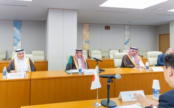 "الخريجي" ونظيره الياباني يشددان على ضمان حرية الملاحة بمضيق هرمز