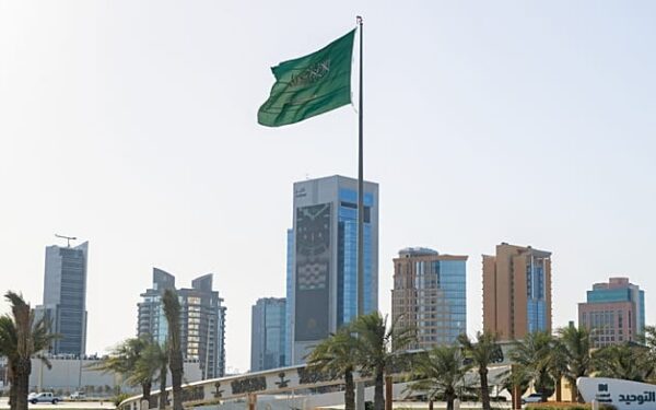 الرياض تتهم فصائل عراقية موالية لإيران باستهداف منشآتها النفطية.. والحوثيون يتبنون هجمات جديدة