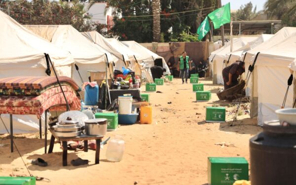 السعودية تنشئ مخيمًا جديدًا لإيواء النازحين في دير البلح وسط قطاع غزة