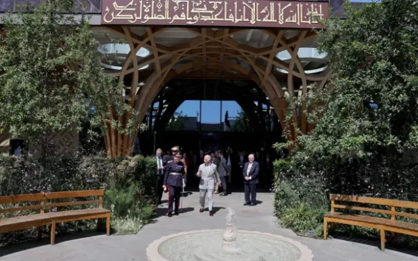 الملك تشارلز يزور أول مسجد صديق للبيئة في أوروبا