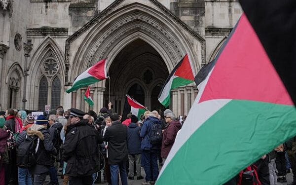 "ترهيب للمحامين".. ملاحقة محامي ناشطي "فلسطين أكشن" تثير جدلاً قانونيًا واسعًا في بريطانيا