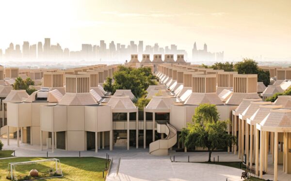 تنويه من جامعة قطر بشأن إعلانات المنح الدراسية والقبول