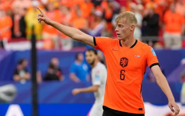 «توتنهام» يضم لاعب فريق «برايتون» فان هيكي