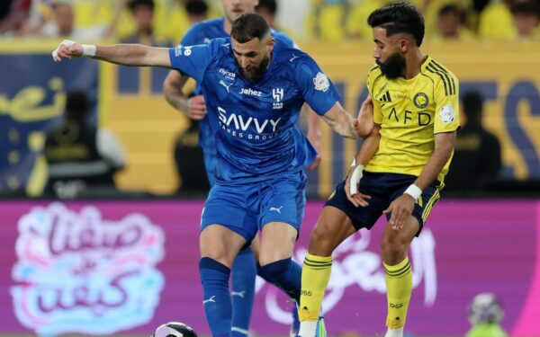 رأسه متحجر.. بنزيما يشعل النيران في الهلال | كووورة