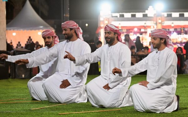 رفحاء.. الفرقة العمانية تحيي عروضًا تراثية بمهرجان التسوق والترفيه