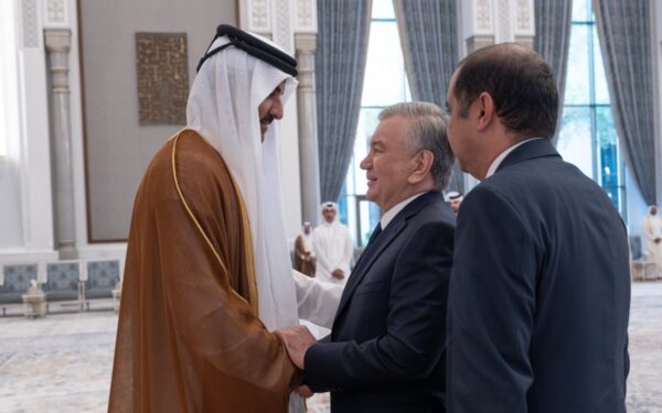سمو الأمير يستقبل رئيس أوزبكستان