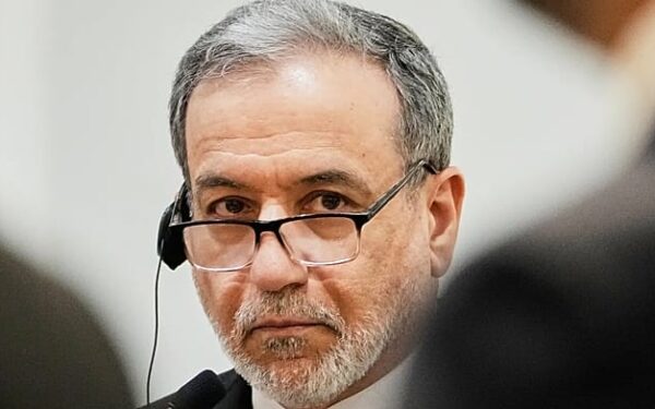 علاقةٌ بين "الرمز 110" واغتيال خامنئي.. عراقجي يكشف كواليس إدارة الحرب مع الولايات المتحدة وإسرائيل