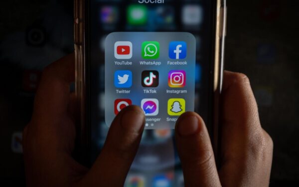 فرنسا تقر حظر وسائل التواصل الاجتماعي على الأطفال دون سن 15 عاما