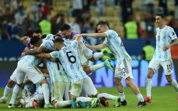 فيفا يمنع حكمين إنجليزيين من إدارة مباريات الأرجنتين لهذا السبب