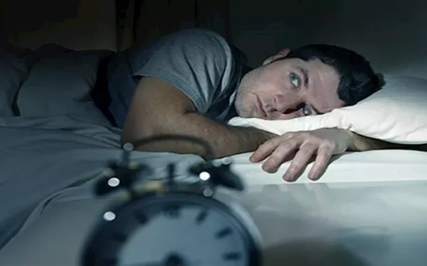 لماذا تستيقظ في منتصف الليل ويصعب عليك العودة للنوم؟