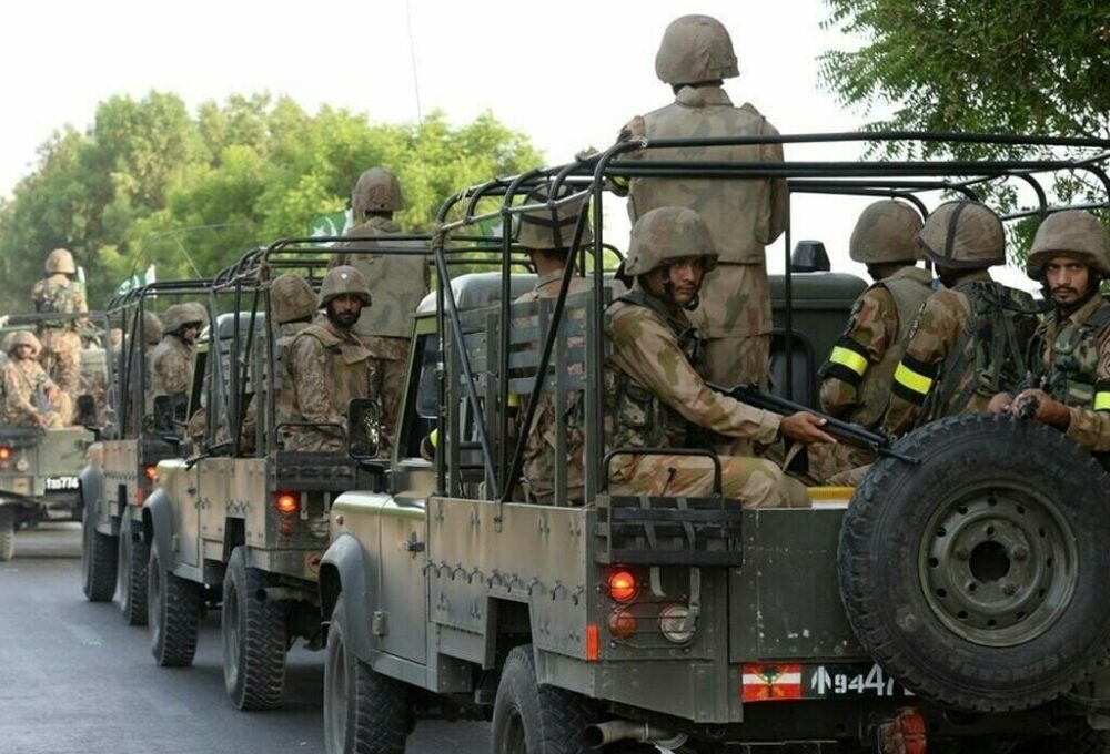 مقتل 15 شخصًا و12 إرهابيًا بهجوم على نقطة تفتيش في باكستان