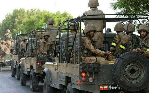 مقتل 15 شخصًا و12 إرهابيًا بهجوم على نقطة تفتيش في باكستان