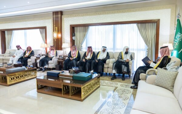 نائب أمير الشرقية يطّلع على جهود دار الآل والصحب الوقفية بالأحساء