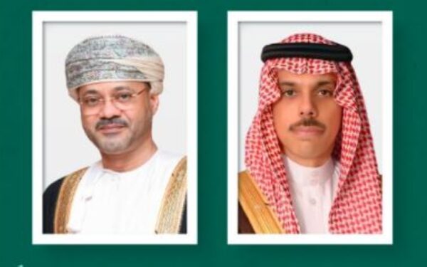 وزير الخارجية يتلقى اتصالًا هاتفيًا من نظيره العُماني