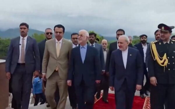 وزير الداخلية الإيراني يلتقي رئيس وزراء باكستان في إسلام آباد