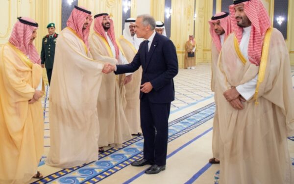 ولي العهد ورئيس وزراء كندا يعقدان مباحثات رسمية ويستعرضان العلاقات
