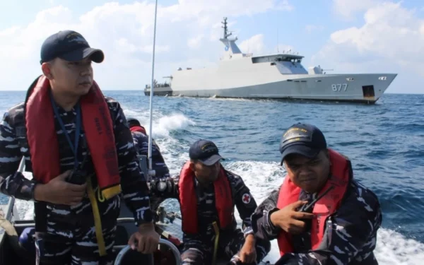 Indonesian rescuers search for missing speedboat with 11 European tourists, 2 local crew members