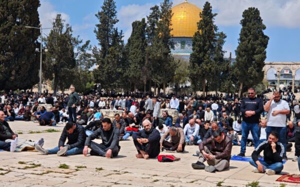 &nbsp;عشرات الآلاف يؤدون صلاة الجمعة في المسجد الأقصى