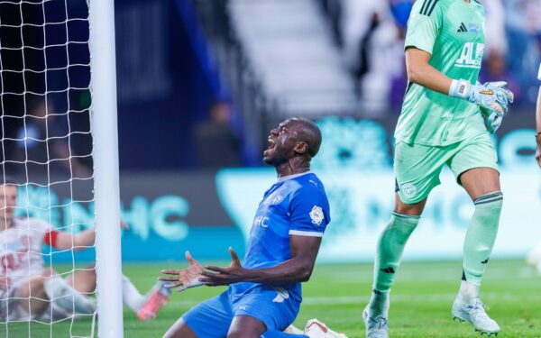 50 حالة إغماء ومغادرة.. الطقس يفسد خماسية الهلال أمام الخليج! | كووورة