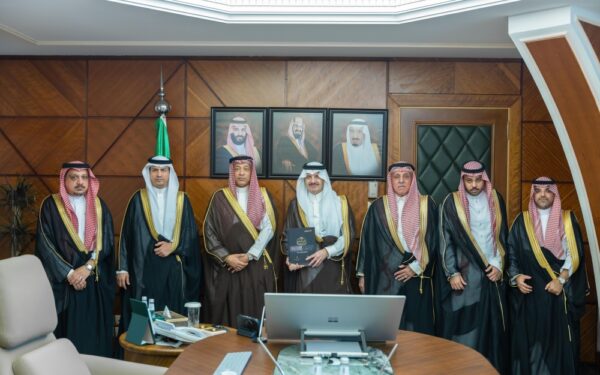 أمير المنطقة الشرقية يطّلع على خطط ومشاريع معهد الطاقة