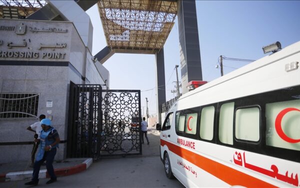 إجلاء 95 مريضا ومرافقا من غزة عبر معبر رفح لتلقي العلاج بالخارج