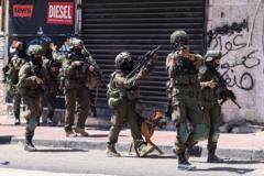 إسرائيل تنفذ عملية عسكرية واسعة النطاق في مخيم قلنديا للاجئين الفلسطينيين