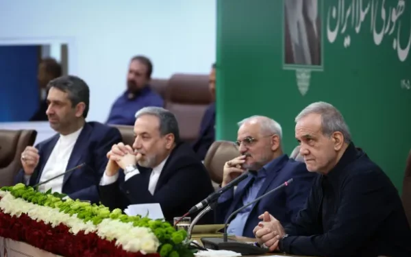 إعلام إيراني: المرشد مجتبى خامنئي يلتقي بزشكيان