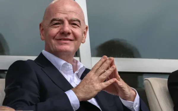 إنفانتينو يتجاهل الانتقادات اللاذعة ويشيد بمبابي