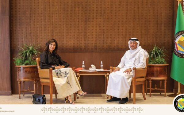 الأمين العام لمجلس التعاون يلتقي مسؤولة في معهد الشؤون الدولية