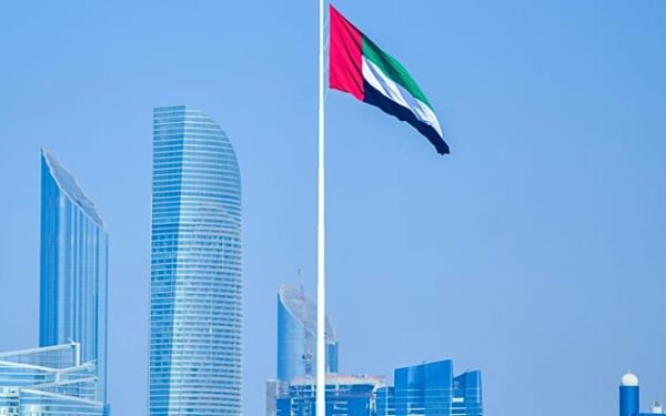 الإمارات تدعو السكان إلى الاحتماء في ظل "تهديد صاروخي محتمل"