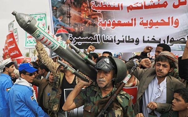 الحوثيون يعلنون استهداف ناقلة سعودية في تصعيد جديد بالبحر الأحمر