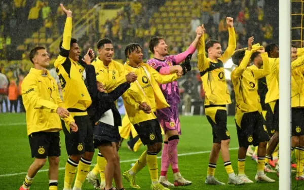 الدوري الألماني: دورتموند يصالح جماهيره بثنائية في هامبورغ