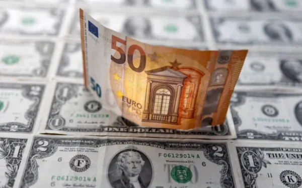 الدولار يتراجع إلى أدنى مستوياته منذ يونيو واليورو يواصل مكاسبه
