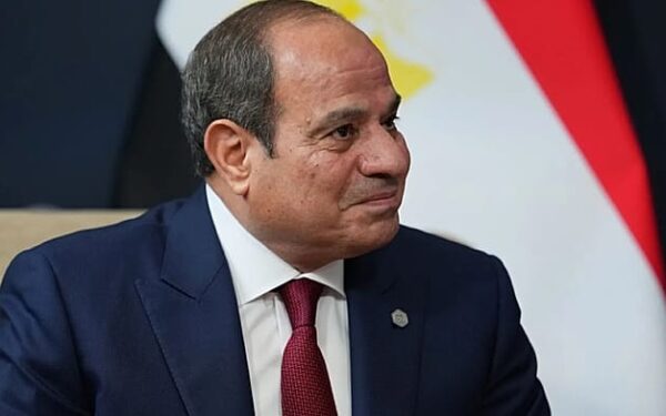 الرئيس المصري يدعو إلى "توحيد المؤسسات الليبية" خلال استقباله حفتر