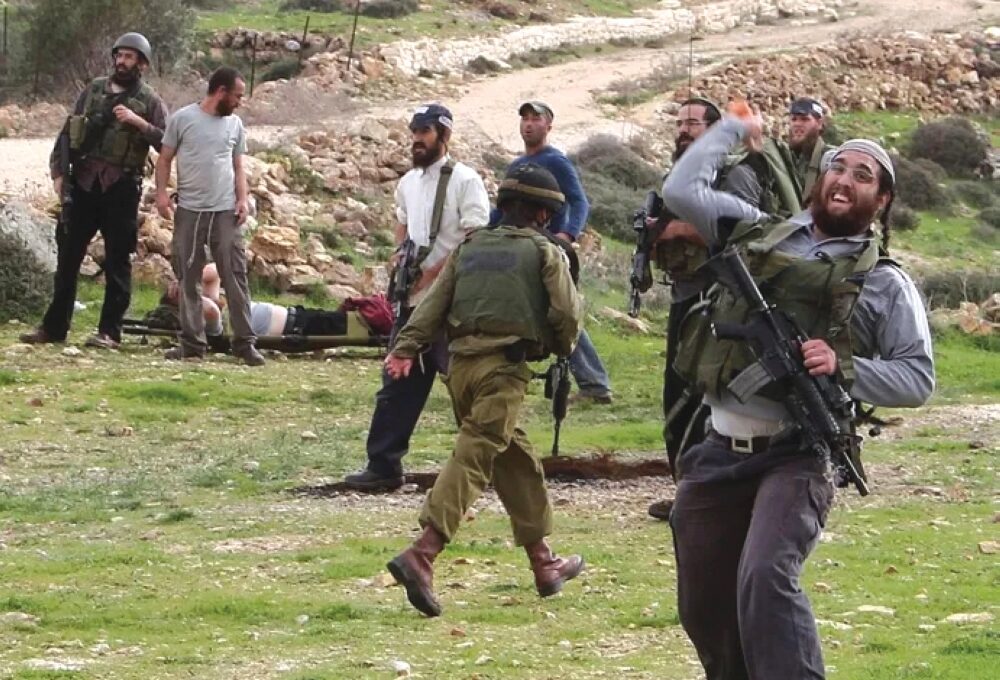 الضفة الغربية.. إصابة 15 فلسطينيًا باعتداءات الاحتلال والمستعمرين