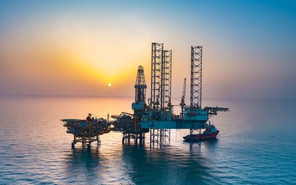 النفط يرتفع بأكثر من 2% عند التسوية