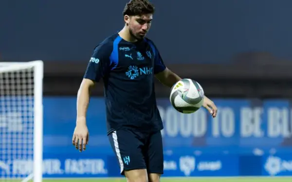 الهلال يربط موافقته على رحيل «أكشيشيك» بالتعاقد مع مدافع