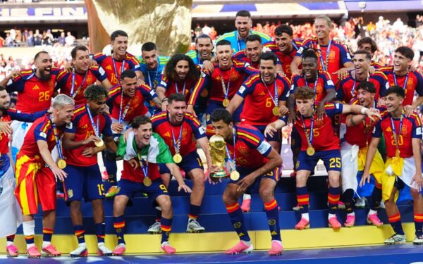 باريس سان جيرمان يفاوض برشلونة لضم نجم إسبانيا الفائز بمونديال 2026