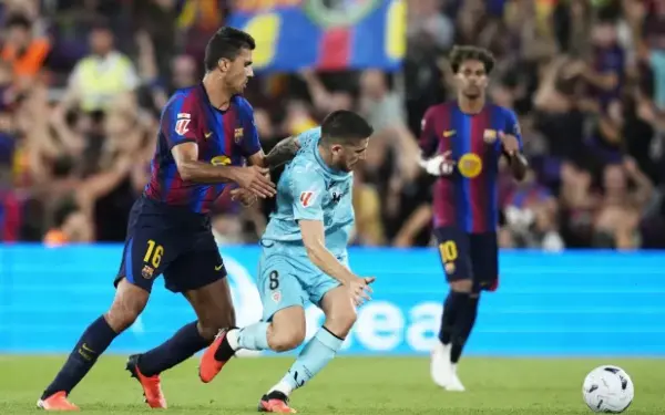 برشلونة يهزم أتلتيك بلباو ويعتلي صدارة الدوري الإسباني