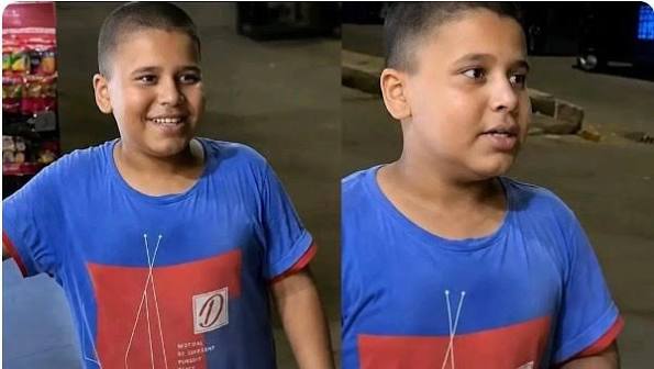 بعمر 12 عاماً.. طفل مصري يبهر سائحين بتحدثه 15 لغة ويكشف كيف تعلمها