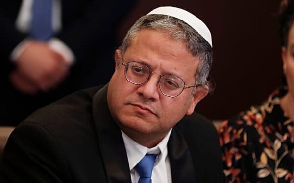 بن غفير يقتحم قسم الأسيرات الفلسطينيات ويصورهن متوعداً بـ"الحد الأدنى من المعاملة"