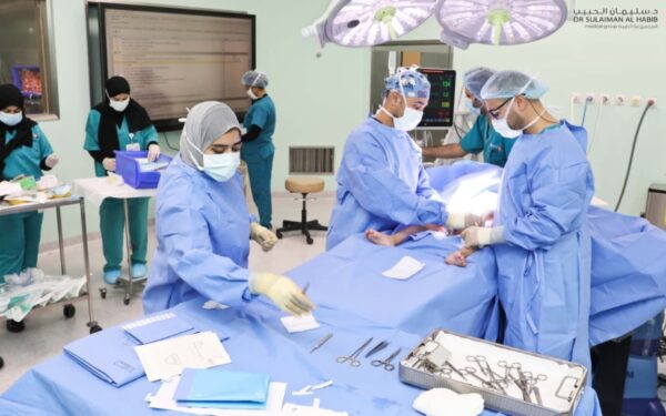 تدخل جراحي نادر ومعقد بمستشفى الدكتور سليمان الحبيب في الخبر يجنب طفلاً فقدان مفصلي الورك ويعيد له القدرة على المشي