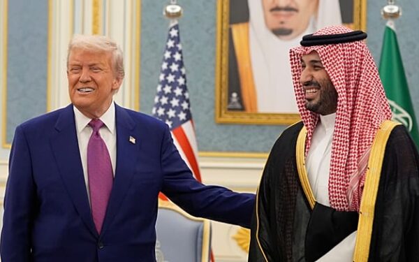 ترامب يعلّق الضربة المخططة ضد إيران.. هل غيّرت مكالمة بن سلمان حسابات واشنطن؟