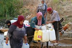 تونس تواجه أزمة "المياه المعدنية"، والجزائر تنفي إرسال مياه نحو جارتها الشرقية