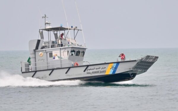 حرس الحدود ينفذ مبادرة لتنظيف قاع البحر في منطقة جازان