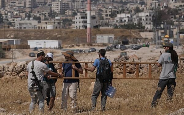 حصار وتهديدات وإحراق للممتلكات.. كيف يدفع مستوطنون متطرفون الفلسطينيين إلى ترك منازلهم في الضفة؟