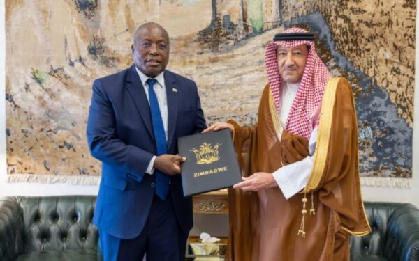 خادم الحرمين الشريفين يتلقى رسالة خطية من رئيس زيمبابوي